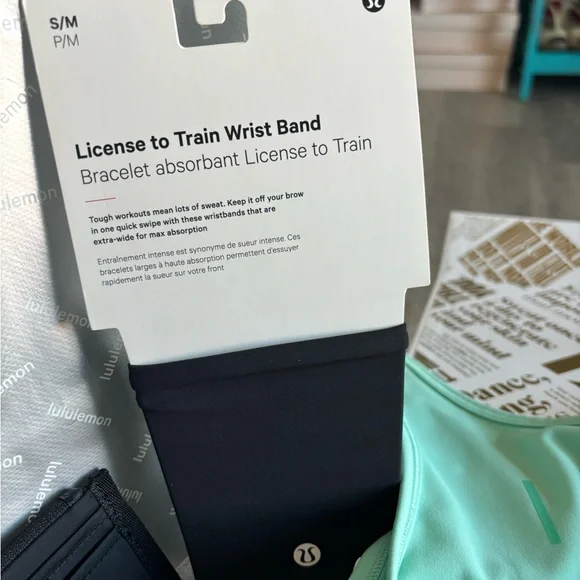 Lululemon bundle 8 pieces 2 shorts 2 sports bra/ top/card holder etc 🔥🔥🔥🔥🔥